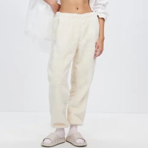 Brand New Adidas ESSENTIALS+ FLUFFY TEDDY PANTS - Picture 2 of 12